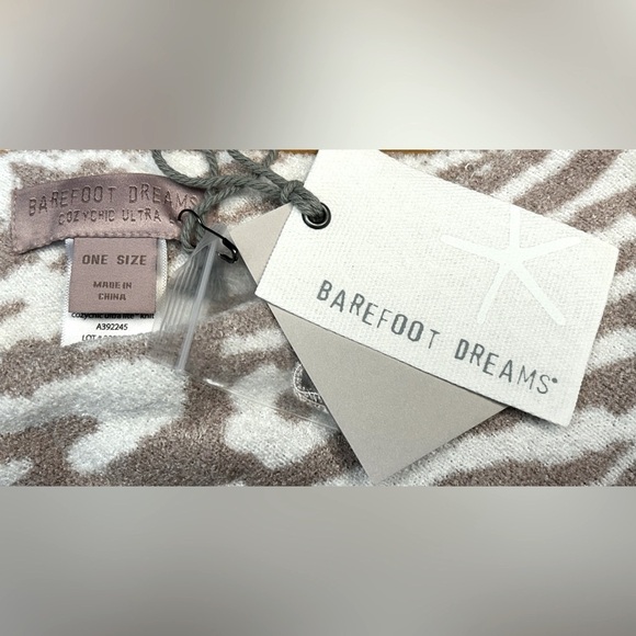 NWT Barefoot Dreams CozyChic Ultra Lite Ocean Breeze Poncho Faded Rose Animal OS - Picture 9 of 13